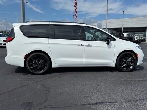 New 2026 Chrysler Pacifica Limited w/ S Appearance Package image 2