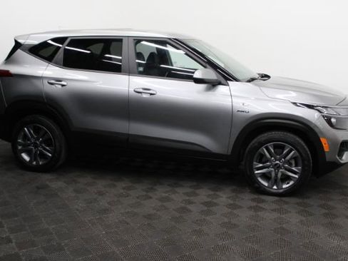 Used 2021 Kia Seltos LX image 3