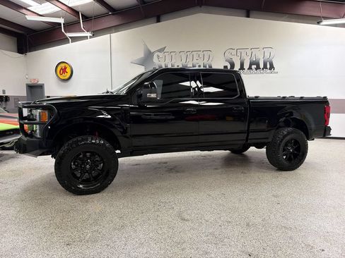 Used 2017 Ford F250 Platinum w/ Platinum Ultimate Package AWD/4WD image 2
