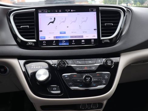 Used 2024 Chrysler Pacifica Touring-L FWD image 7