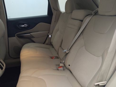 Used 2019 Jeep Cherokee Latitude w/ Popular Appearance Group FWD image 18