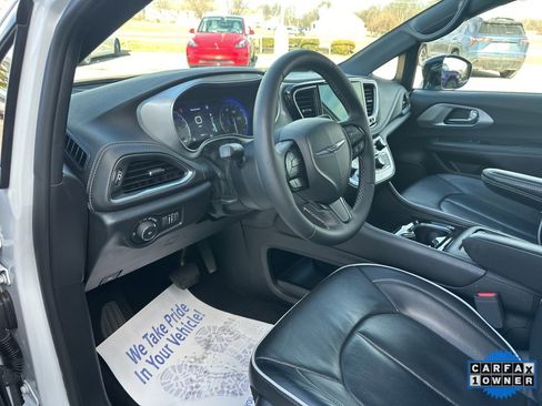 Used 2025 Chrysler Pacifica Limited image 61