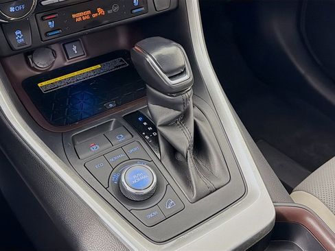 Used 2020 Toyota RAV4 Limited image 17