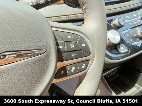 Used 2023 Chrysler Pacifica Pinnacle FWD image 17