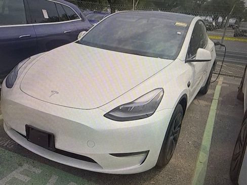 Used 2024 Tesla Model Y Long Range AWD/4WD image 2