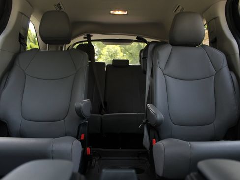 Used 2024 Toyota Sienna XLE FWD image 14