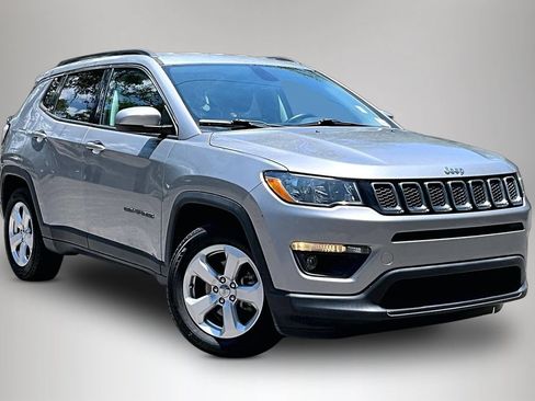Used 2019 Jeep Compass Latitude w/ Popular Equipment Group FWD image 2