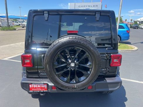 Used 2025 Jeep Wrangler Unlimited Sahara AWD/4WD image 17
