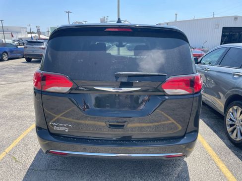 Used 2020 Chrysler Pacifica Touring-L w/ Tire & Wheel Group FWD image 4