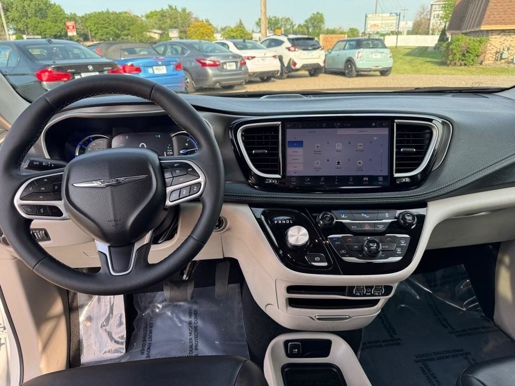 Used 2024 Chrysler Pacifica Limited FWD image 38