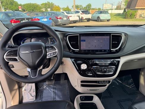 Used 2024 Chrysler Pacifica Limited FWD image 38