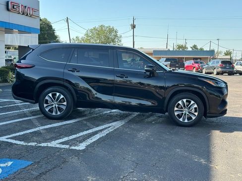 Used 2025 Toyota Highlander XLE FWD image 4