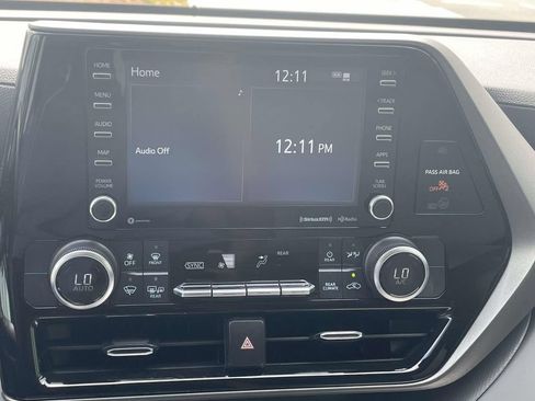 Used 2021 Toyota Highlander LE FWD image 29