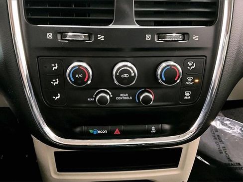 Used 2019 Dodge Grand Caravan SE w/ UConnect Hands-Free Group image 16