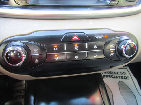 Used 2020 Kia Sorento LX AWD/4WD image 18