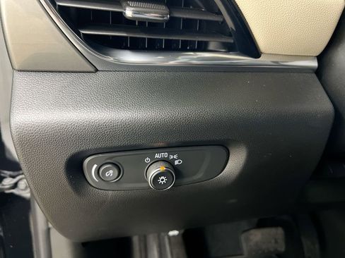 Used 2023 Chevrolet Traverse LS FWD image 17