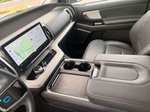 Used 2025 Ford Expedition Active AWD/4WD image 5
