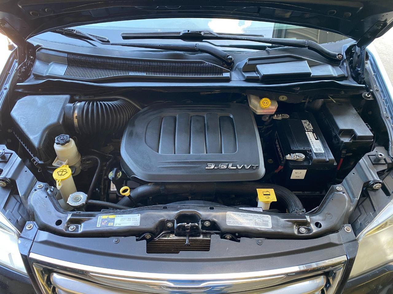 Used 2014 Chrysler Town & Country Touring-L w/ Driver Convenience Group FWD image 8