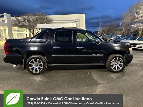 Used 2011 Chevrolet Avalanche LTZ image 7