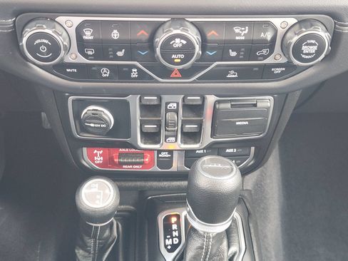 Used 2025 Jeep Gladiator Mojave w/ Convenience Group AWD/4WD image 19