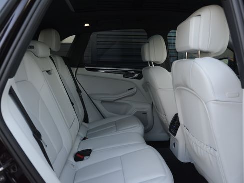 Certified 2026 Porsche Macan AWD/4WD image 35