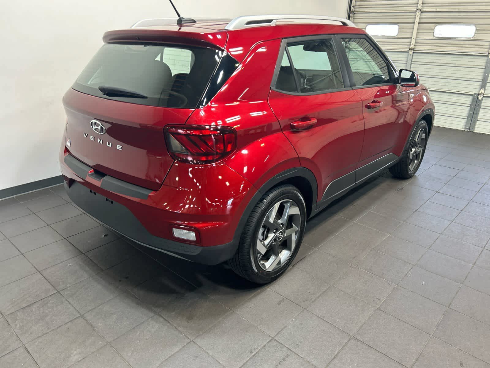 Used 2025 Hyundai Venue SEL FWD image 3