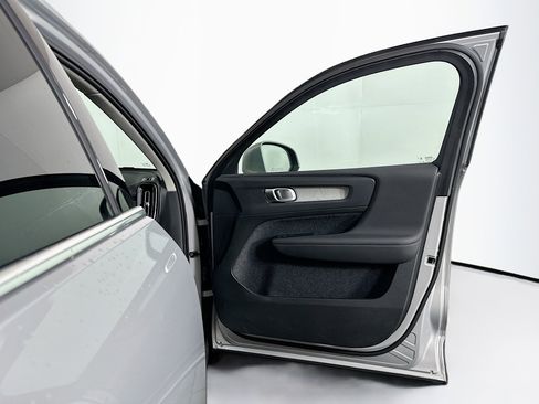 Used 2025 Volvo XC40 B5 Plus image 34