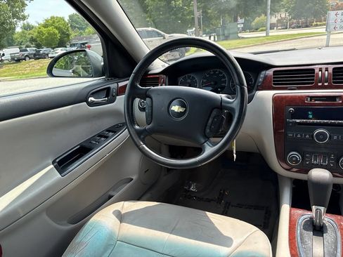 Used 2009 Chevrolet Impala LT w/ Luxury Edition Package FWD image 9