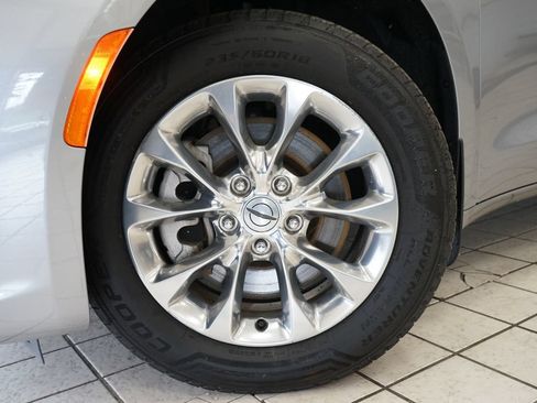 Used 2021 Chrysler Pacifica Touring-L w/ Uconnect Theater Family Group AWD/4WD image 59