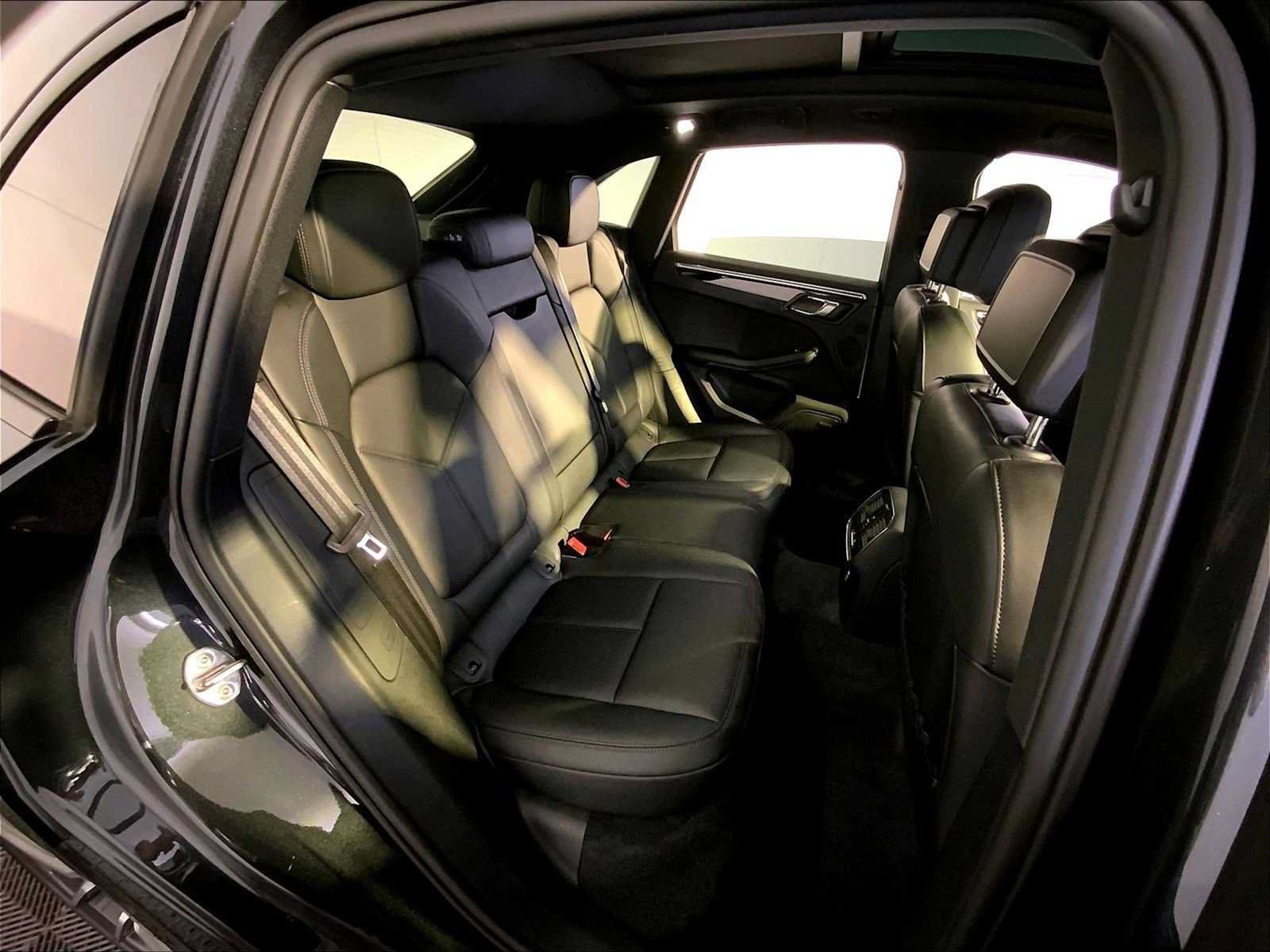 Certified 2024 Porsche Macan AWD/4WD image 23