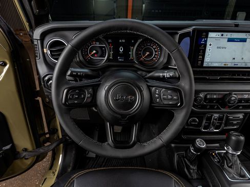Used 2025 Jeep Gladiator Sport AWD/4WD image 18