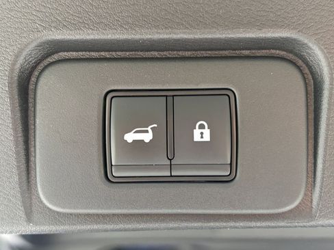 Used 2025 Nissan Rogue SV FWD image 24