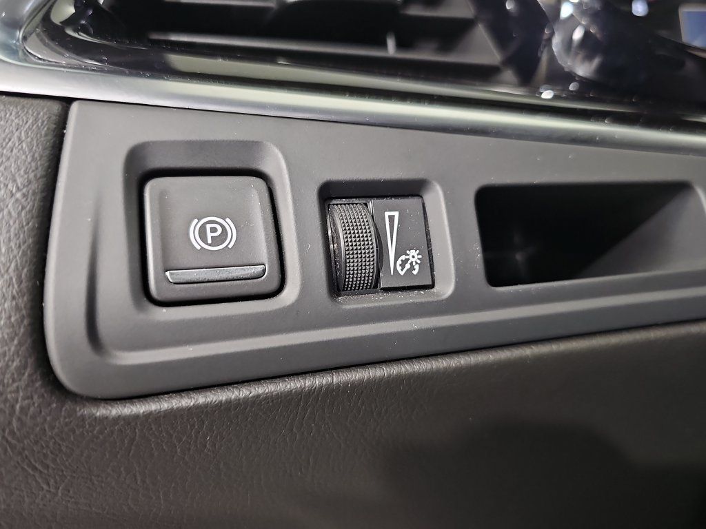 Used 2025 Cadillac XT6 Premium Luxury AWD/4WD image 28