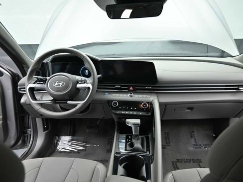 Used 2025 Hyundai Elantra SEL image 21