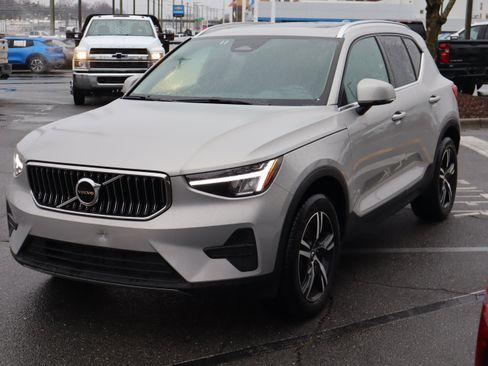 Used 2025 Volvo XC40 B5 Core image 5
