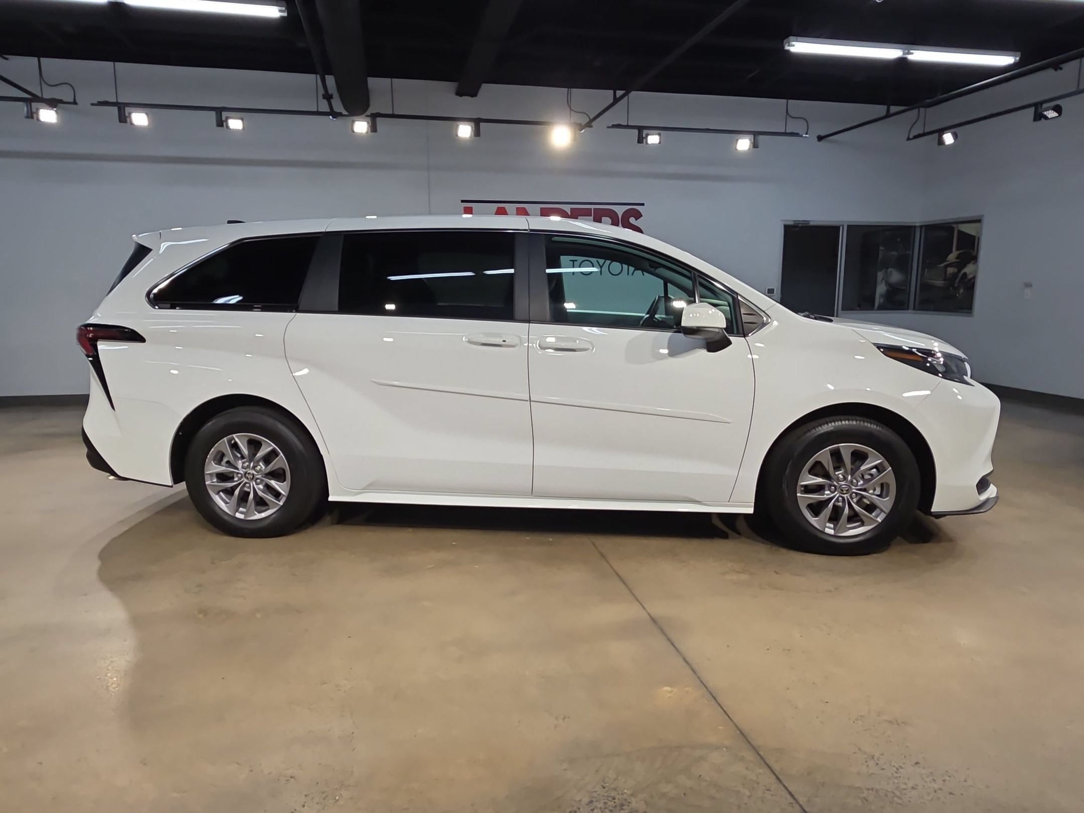Used 2025 Toyota Sienna LE AWD/4WD image 8