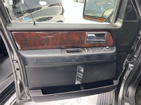 Used 2017 Lincoln Navigator Select image 3