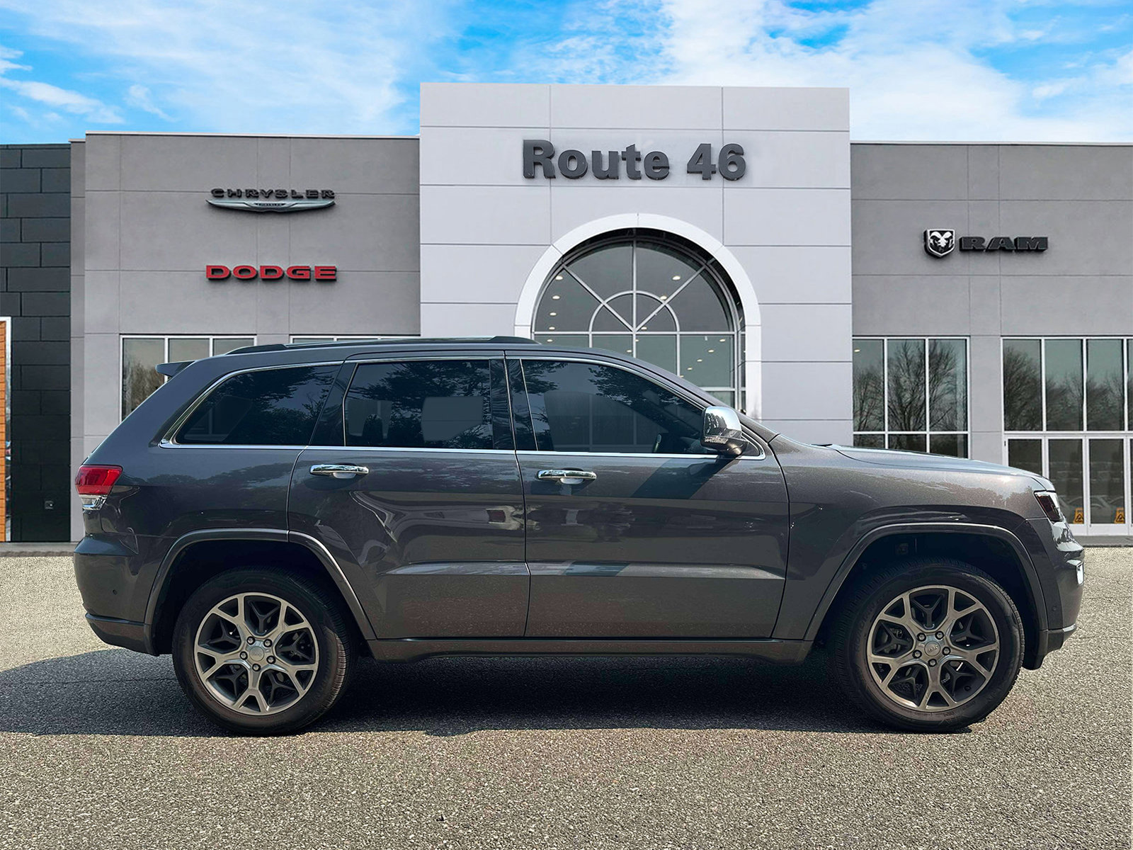 Used 2019 Jeep Grand Cherokee Overland AWD/4WD image 5