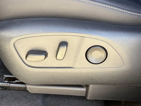 Used 2025 Chevrolet Traverse LT image 24