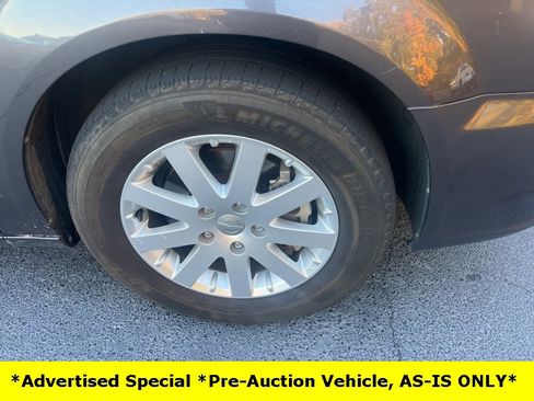 Used 2015 Chrysler Town & Country Touring image 2