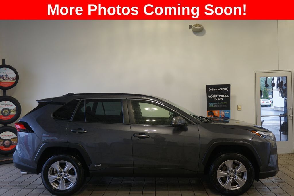Used 2025 Toyota RAV4 XLE AWD/4WD image 2