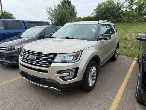 Used 2017 Ford Explorer XLT w/ Equipment Group 202A FWD image 3