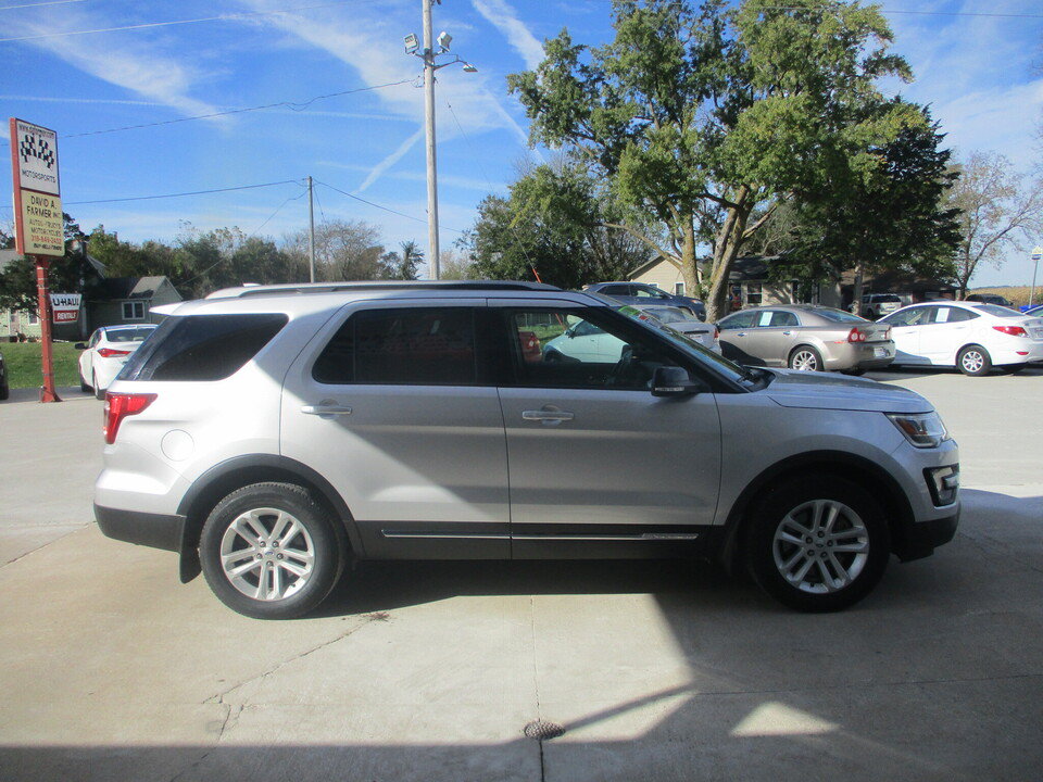 Used 2017 Ford Explorer XLT w/ Equipment Group 202A FWD image 2