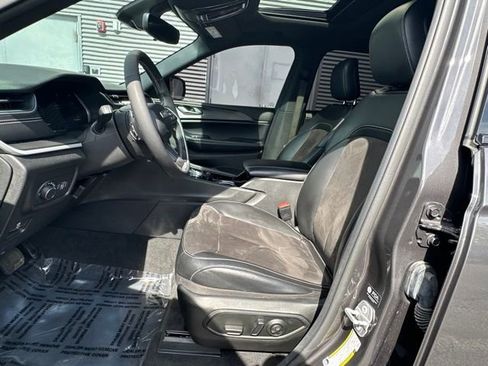Used 2023 Jeep Grand Cherokee Altitude AWD/4WD image 25