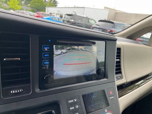 Used 2017 Toyota Sienna XLE w/ XLE Navigation Package AWD/4WD image 18