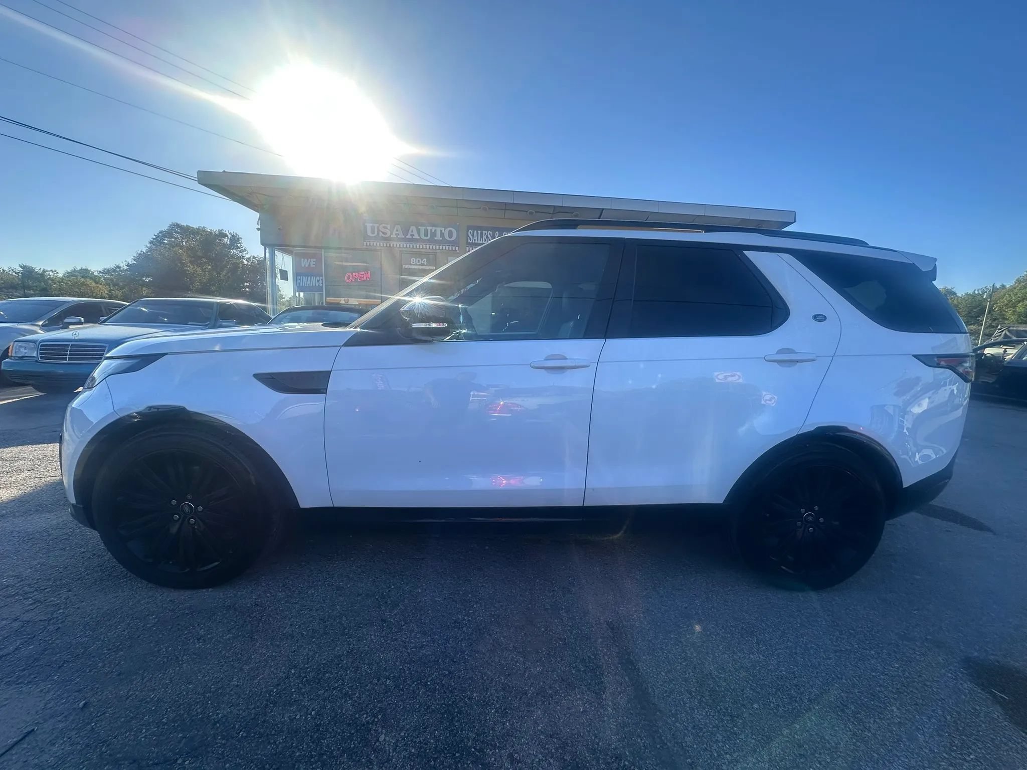 Used 2018 Land Rover Discovery HSE Luxury AWD/4WD image 3