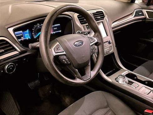 Used 2018 Ford Fusion SE w/ Fusion SE Technology Package FWD image 12