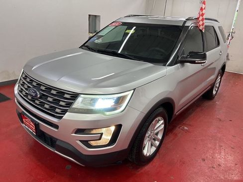 Used 2016 Ford Explorer XLT w/ Equipment Group 201A FWD image 6