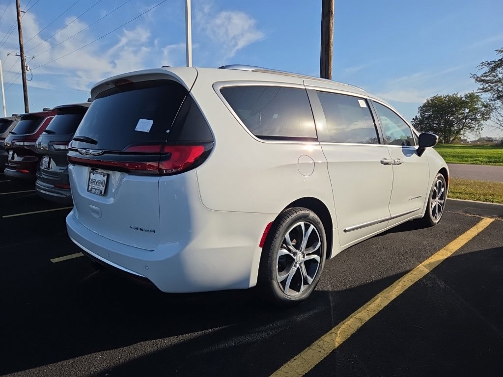 New 2026 Chrysler Pacifica Pinnacle w/ Trailer Tow Group FWD image 2
