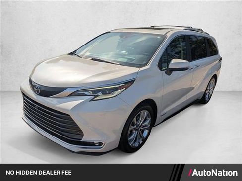 Used 2021 Toyota Sienna Platinum FWD image 1